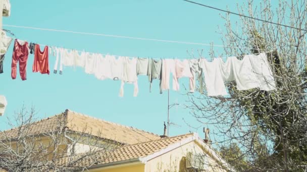 Roupas Brancas Vermelhas Penduradas Linha Roupas Para Secar — Vídeo de Stock