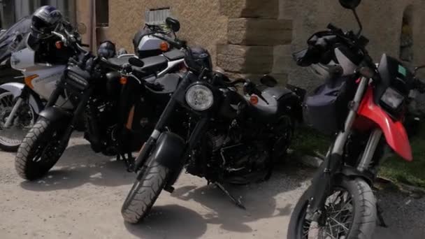 Skupina Motocyklů Zaparkovaných Pěkném Francouzském Místě Blízkosti Francouzské Vinice — Stock video