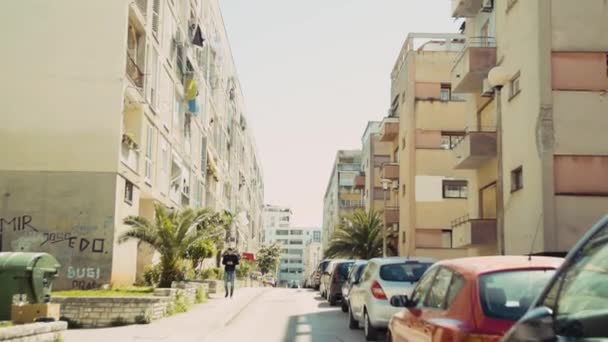 Langsom Bevægelse Klip Mand Der Går Ned Gade Zadar City – Stock-video