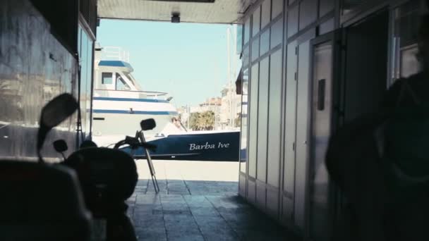 Klip Dziewczyny Przechodzącej Korytarzem Porcie Zadar City Chorwacja — Wideo stockowe