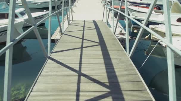 Marina Blick Auf Boote Und Yachten Von Der Seebrücke Aufwärtsgewinne — Stockvideo