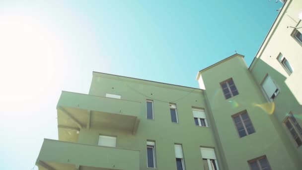 Palazzina Gialla Padella Destra Sole Splendente Cielo Blu — Video Stock