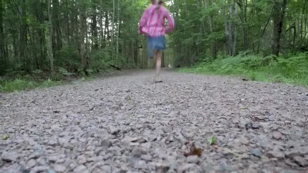 Una Niña Corriendo Por Camino Bosque Día Verano — Vídeos de Stock
