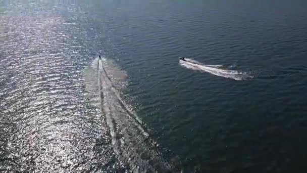 Göldeki Jet Ski Leri Takip Eden Inanılmaz Bir Drone Görüntüsü — Stok video