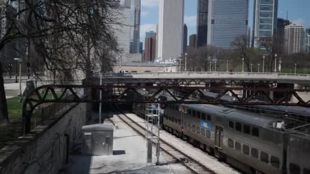 Zug Fährt Auf Gleisen Vorbei — Stockvideo