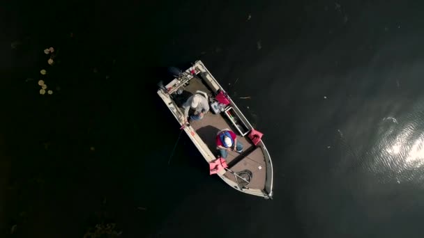 Imagens Aéreas Pai Filho Pescando Barco Lago Filmado Uhd 3840 — Vídeo de Stock