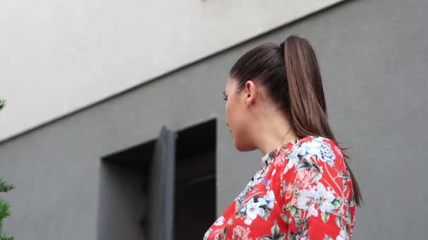 Hermosa Chica Vestido Rojo Con Patrón Flores Terace Aire Libre — Vídeos de Stock