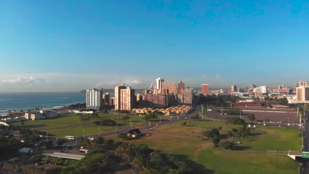 Plano Aéreo Ciudad Con Vistas Playa Sudáfrica — Vídeos de Stock