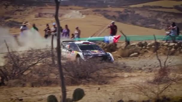 Rallye Voiture Glissant Rapidement Autour Coin Gravier Dans Désert Mexicain — Video