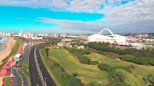 南アフリカのダーバンにあるモーゼス マビヒダ スタジアムの空中撮影 — ストック動画