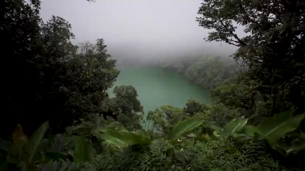 Ομίχλη Πάνω Από Ηφαιστειακή Λίμνη — Αρχείο Βίντεο