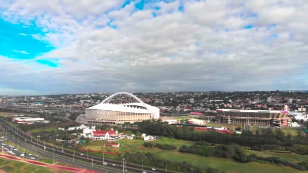 Las Tomas Aéreas Del Estadio Moses Mabhida Forman Zona Playa — Vídeos de Stock