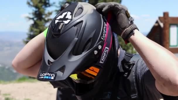 Человек Настраивает Шлем Перед Поездкой Тропам Парк Сити Штат Юта — стоковое видео