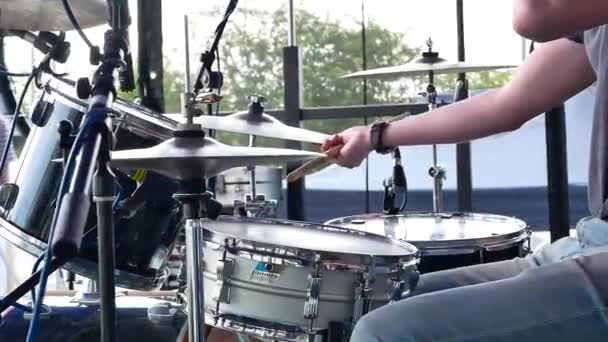 축제에서 드럼을 연주하는 맨체스터 — 비디오