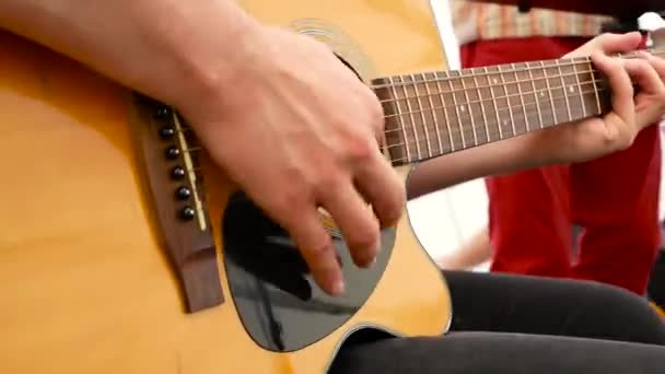 Gitaar Spelen Het Podium Een Festival Manchester — Stockvideo