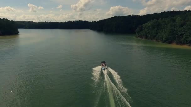 Ein Boot Überquert Den Fluss Zwischen Den Bergen Die Luftaufnahmen — Stockvideo