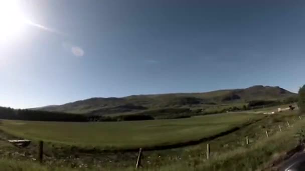 英国乡间苏格兰高地驾车穿行的镜头从窗口射出去 — 图库视频影像