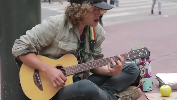 一个男人在加州旧金山的市场街上弹吉他 — 图库视频影像