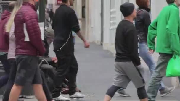 Gente Pasa Por Delante Hombre Sin Hogar Ubicado Union Square — Vídeos de Stock