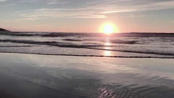 Fale Okrążają Plażę Zachodzie Słońca Zwolnionym Tempie — Wideo stockowe
