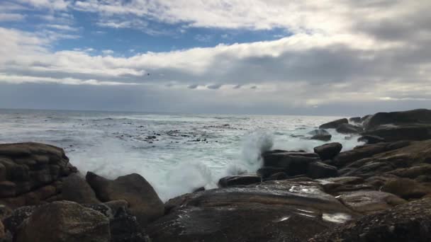 Las Olas Chocan Contra Las Rocas Día Nublado Cámara Lenta — Vídeo de stock