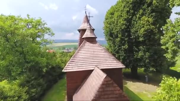 Drohne Filmt 300 Jahre Alte Holzkirche Und Deckt Hintergründe Auf — Stockvideo