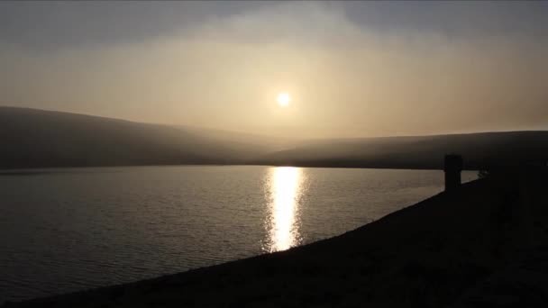 Reino Unido Junio 2018 Salida Del Sol Sobre Embalse Través — Vídeo de stock