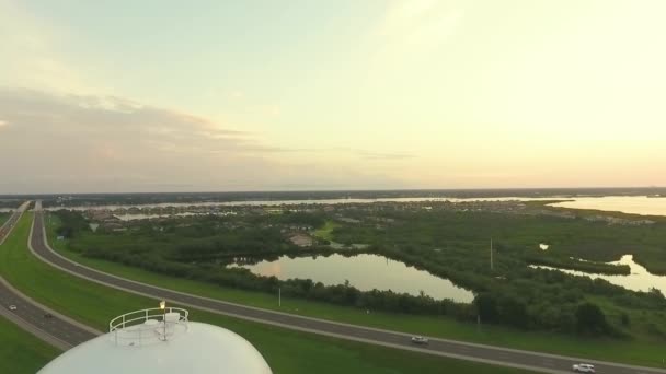 Vista Del Dron Amanecer Pasando Por Una Torre Agua Bradenton — Vídeo de stock