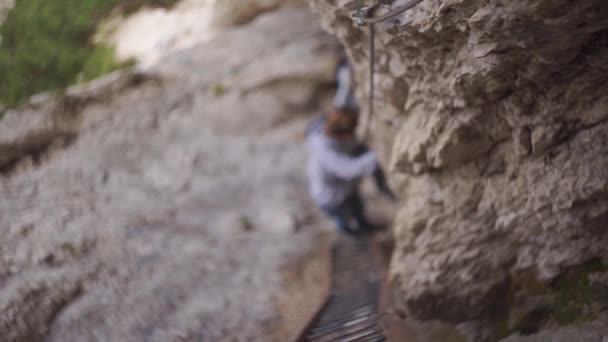 Subiendo Por Una Escalera Roca — Vídeo de stock