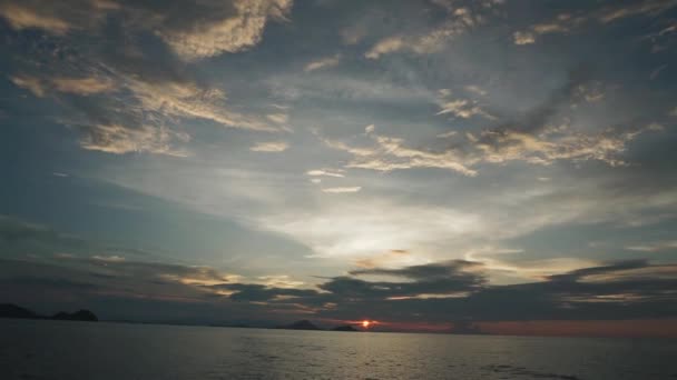 Pôr Sol Idílico Dramático Barco Movimento Com Vista Para Oceano — Vídeo de Stock