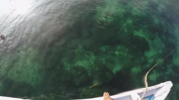 Saltar Agua Cristalina Del Océano Desde Borde Del Barco — Vídeos de Stock