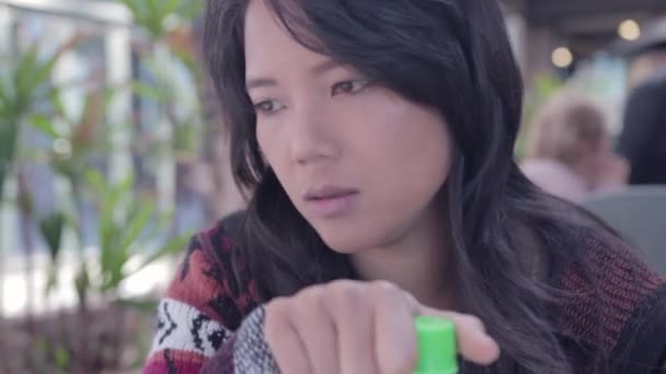 Funny Chica Asiática Con Hipo — Vídeos de Stock