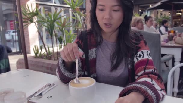 Bella Ragazza Asiatica Muove Cappuccino Una Caffetteria — Video Stock