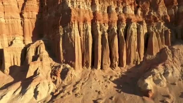 Дрон Летит Вверх Вниз Красного Каньона Моджаве Desert Калифорнии — стоковое видео