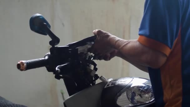 Mekaniker Reparation Cykel Närbild — Stockvideo