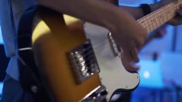 Gitarist Strumt Een Tabak Gekleurde Telecaster — Stockvideo