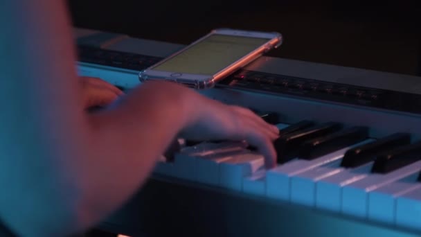 Pianistin Spielt Mit Smartphone Auf Ihrem Flügel — Stockvideo