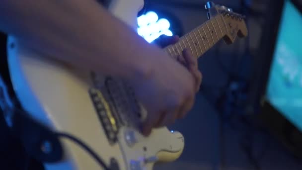 现场演出中音乐家镀金复古白色Stratocaster的特写 — 图库视频影像
