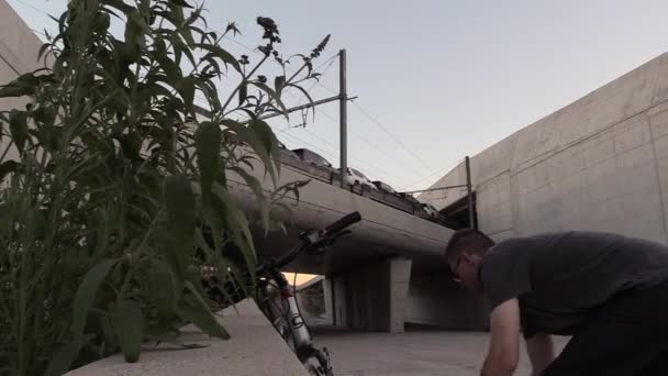 Mann Klaut Fahrrad Vorbeifahrendem Zug — Stockvideo