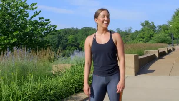 公園での彼女の走りの後の輝きに女性の千年の背中をフィット — ストック動画