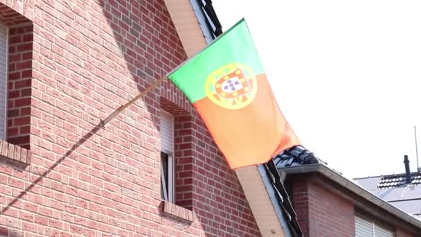 Σημαία Της Πορτογαλίας Κρέμονται Έξω Στο Σπίτι Κατά Διάρκεια Ποδοσφαιρικού — Αρχείο Βίντεο