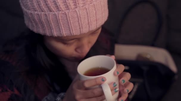 Άρρωστη Ασιάτισσα Πίνει Καυτό Υγρό Και Τεντώνει Λαιμό — Αρχείο Βίντεο