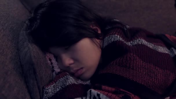 アジアの女の子寝ます上のソファ — ストック動画