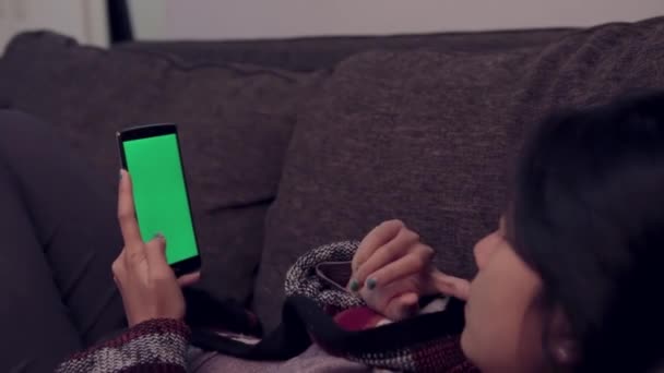 Bastante Chica Asiática Viendo Teléfono Móvil Vertical Con Pantalla Verde — Vídeos de Stock