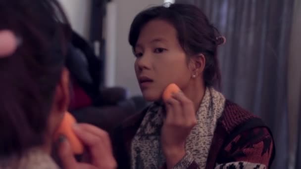 Seorang Gadis Asia Cantik Menerapkan Riasan Wajahnya Dengan Spons — Stok Video