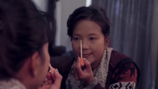 Drôle Asiatique Modèle Appliquer Maquillage Pour Son Visage — Video