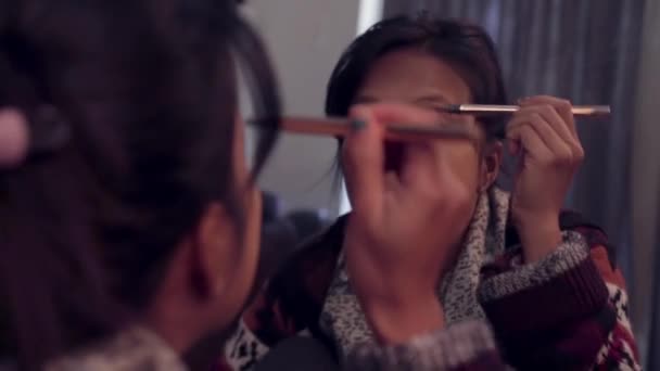 거울에 눈썹닦는 재미있는 아시아 — 비디오