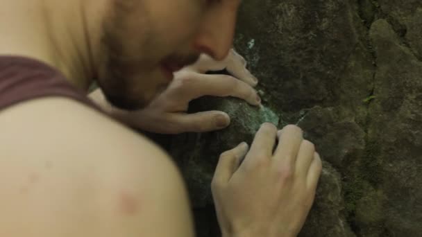 Närbild Rock Klättrare Händer — Stockvideo