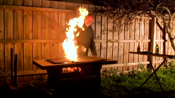 Männliches Kochen Auf Einem Grill Und Das Verbrennt Den Koch — Stockvideo