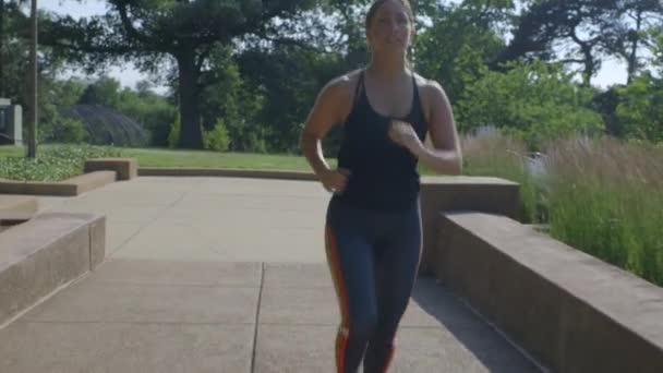 Ajustar Entrenamiento Mujer Joven Parque Corre Hacia Cámara Como Cámara — Vídeos de Stock